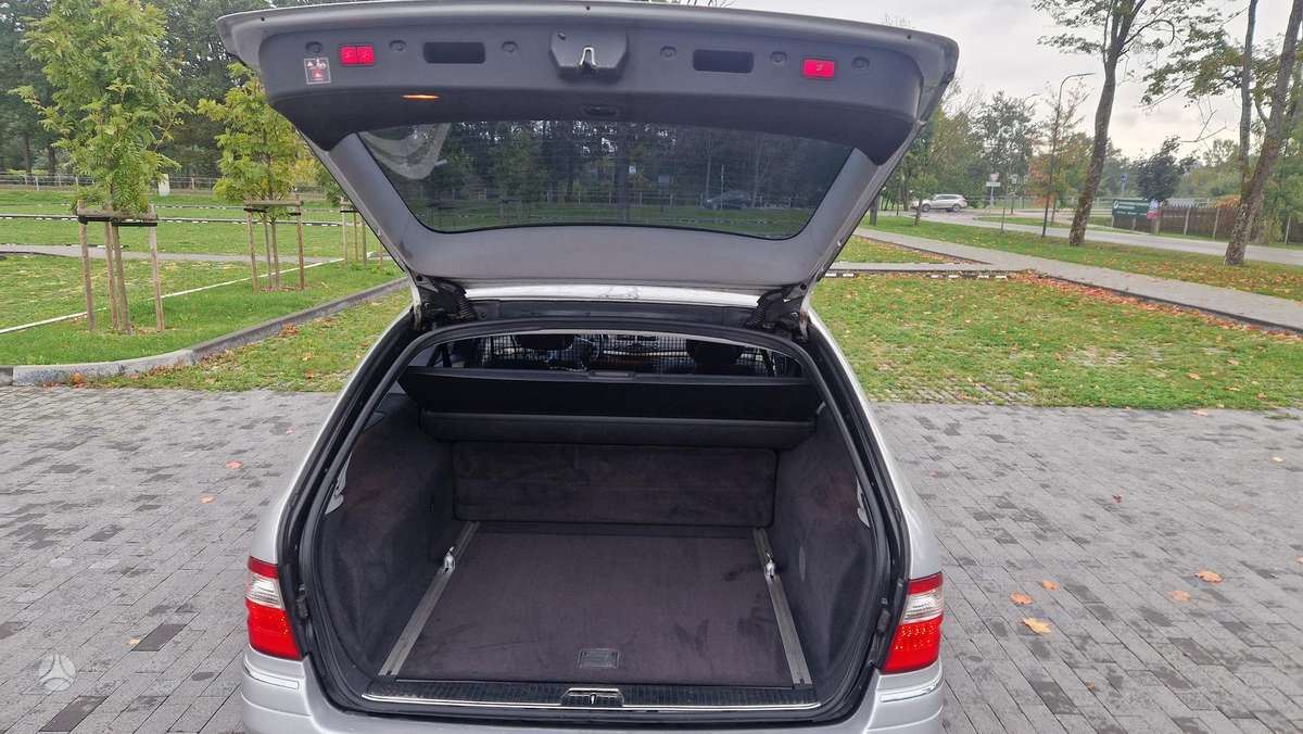 Mercedes-Benz E500 2004 — photo 11