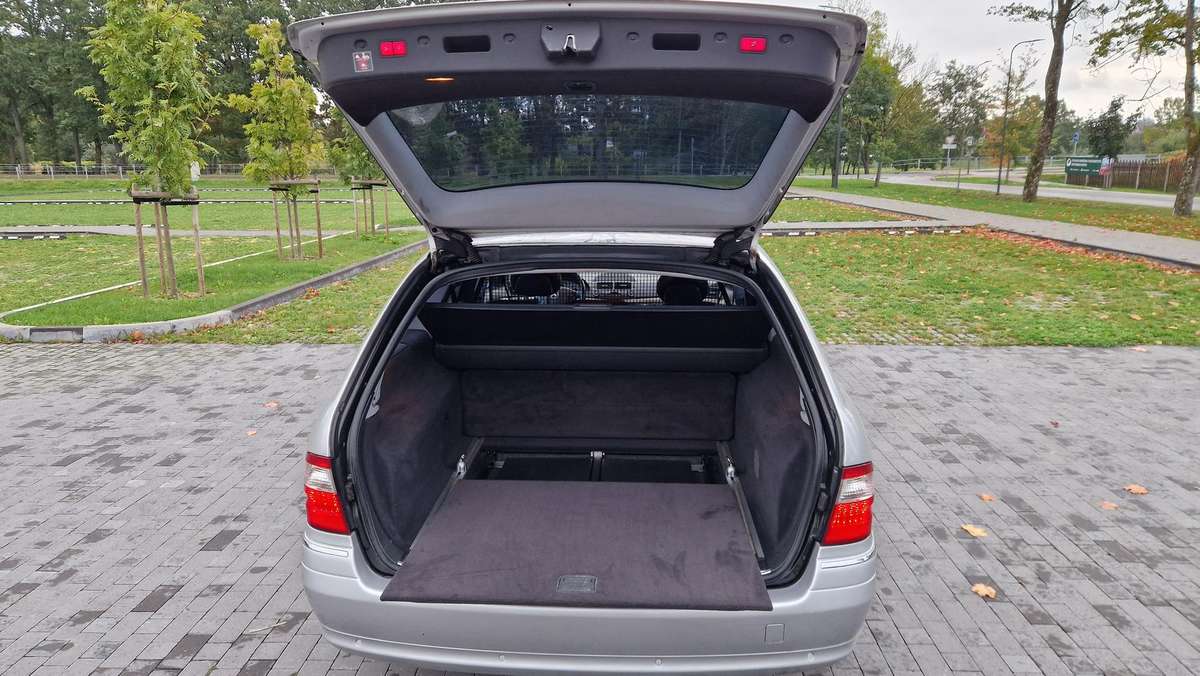 Mercedes-Benz E500 2004 — photo 12