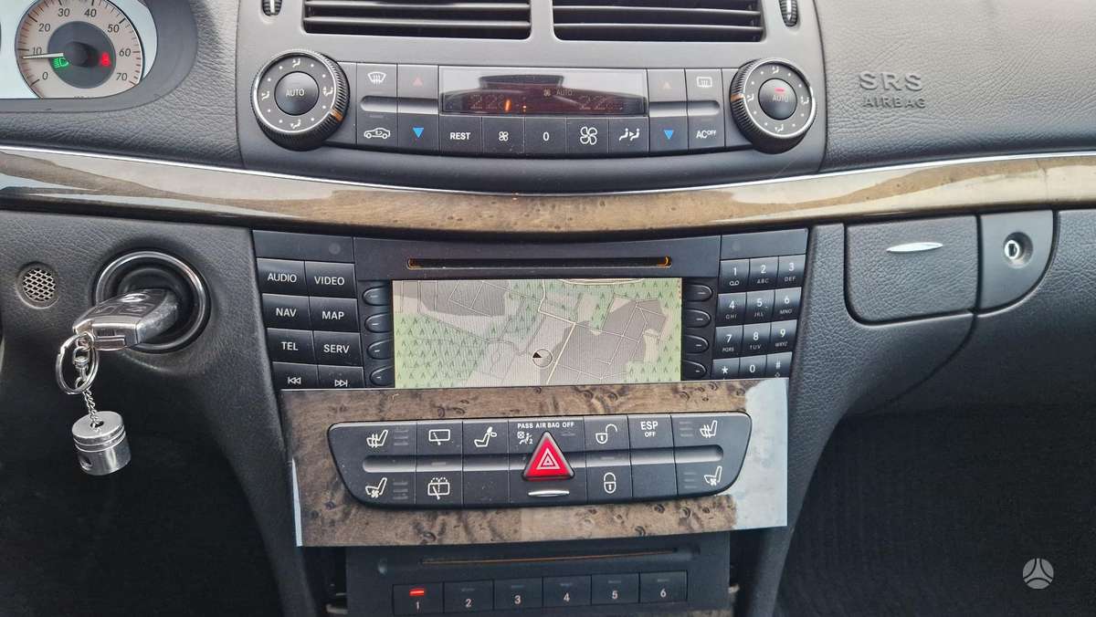 Mercedes-Benz E500 2004 — photo 17