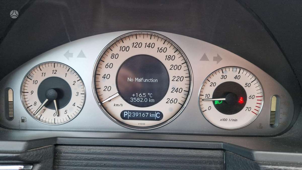 Mercedes-Benz E500 2004 — photo 18
