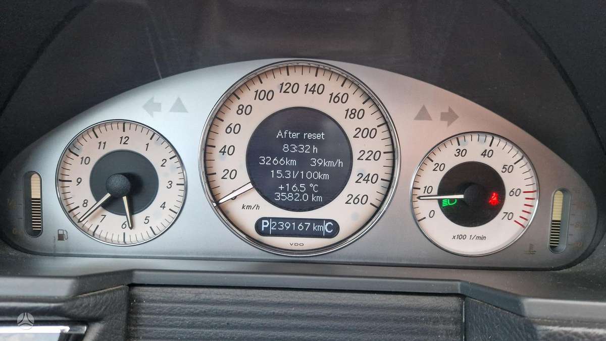 Mercedes-Benz E500 2004 — photo 19