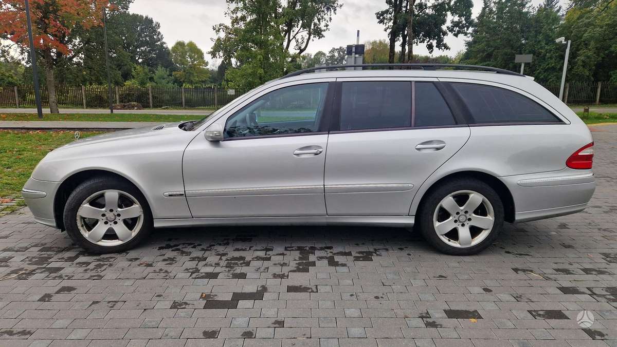 Mercedes-Benz E500 2004 — rear view