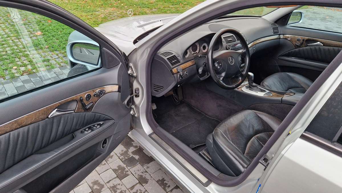 Mercedes-Benz E500 2004 — photo 9