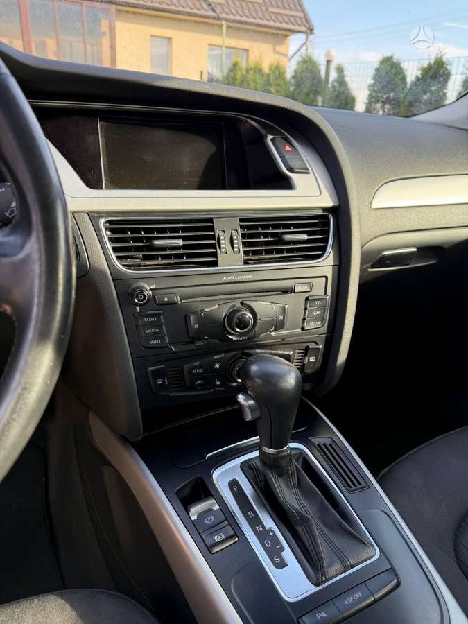 Audi A4 2010 — photo 12
