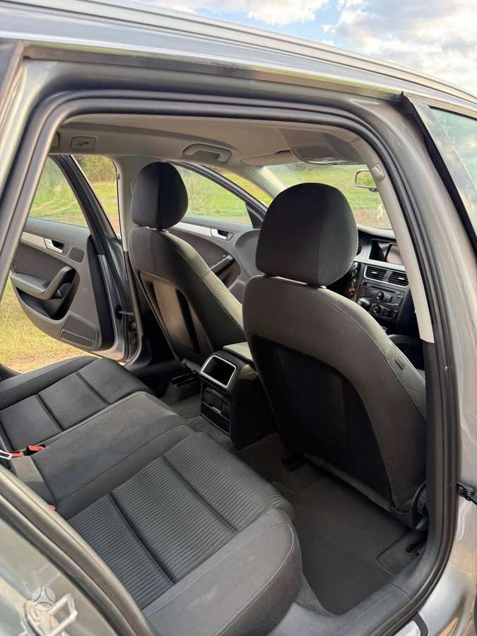 Audi A4 2010 — photo 8