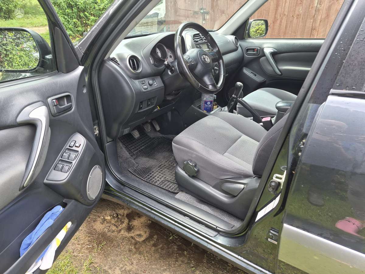 Toyota RAV4 2004 — photo 7