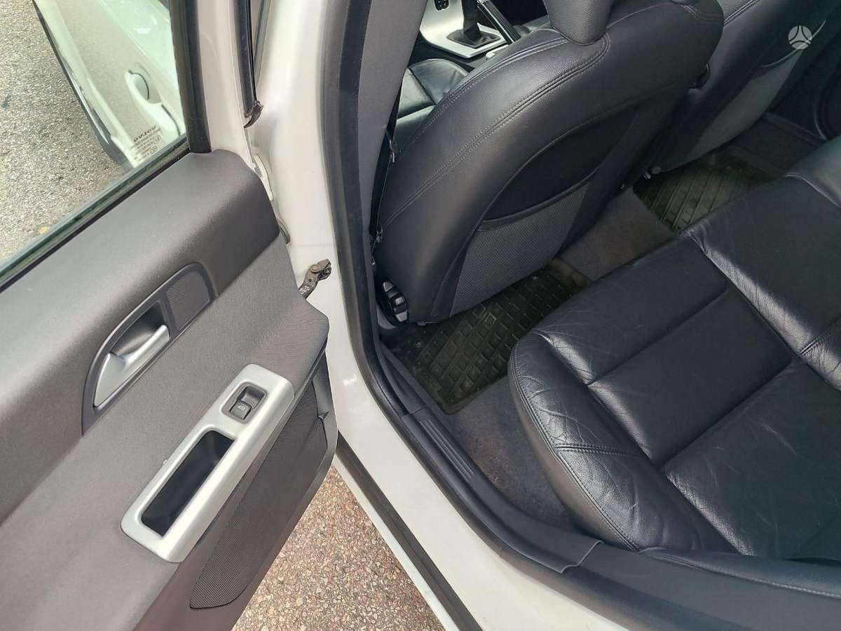 Volvo V50 2010 — photo 11