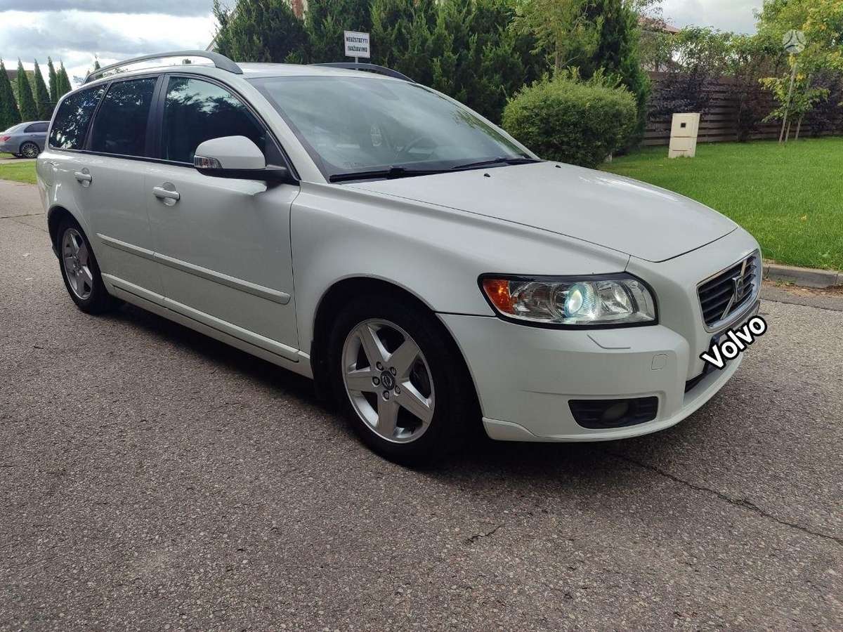 Volvo V50 2010 — rear view