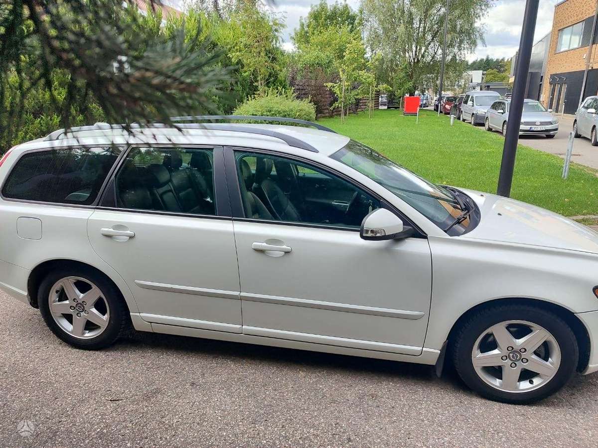 Volvo V50 2010 — engine 1560 cm³, 109 HP (80kW)