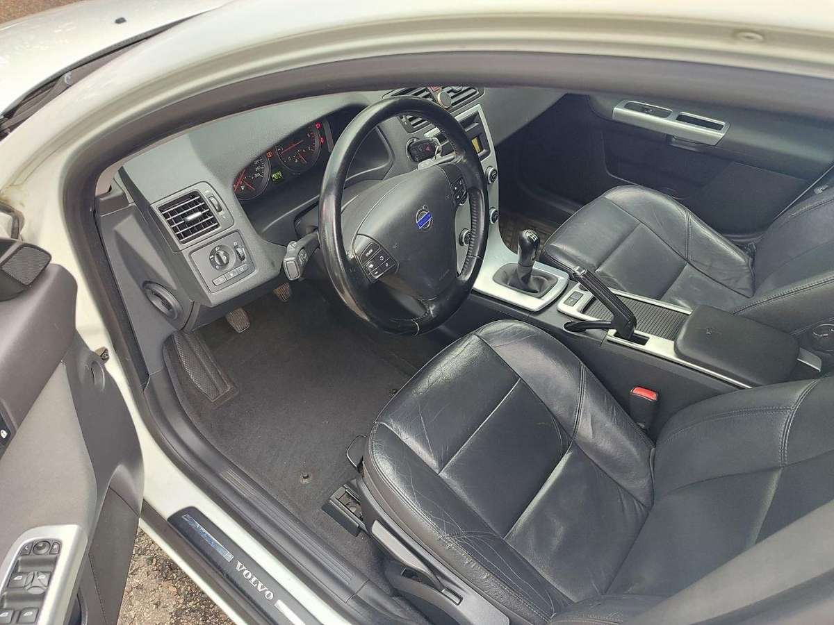 Volvo V50 2010 — photo 9