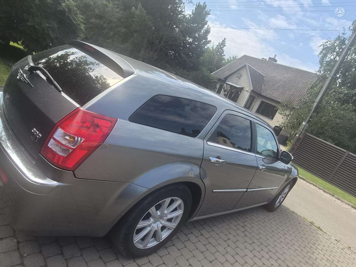 Chrysler 300C 2010 — photo 10