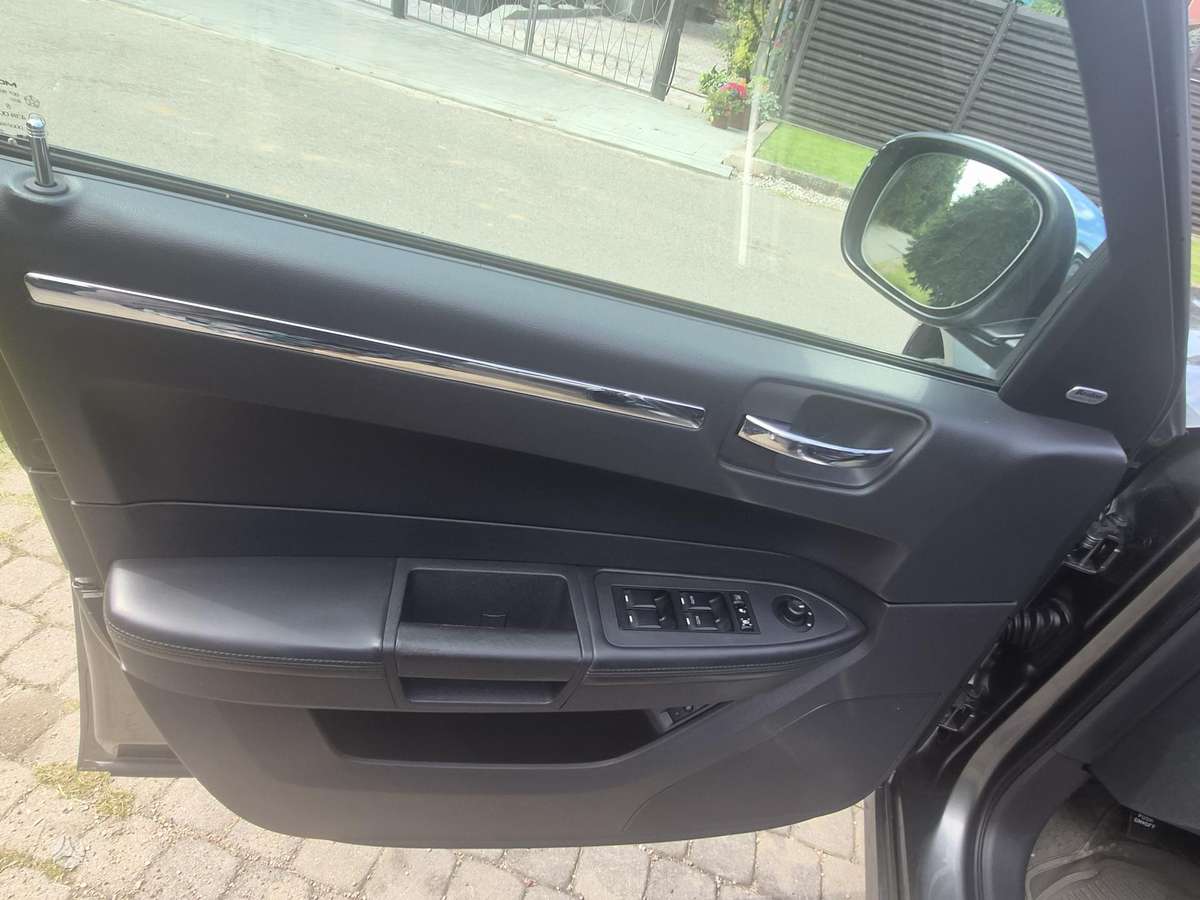 Chrysler 300C 2010 — photo 14