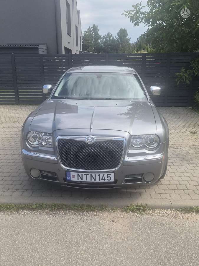 Chrysler 300C 2010 — photo 15