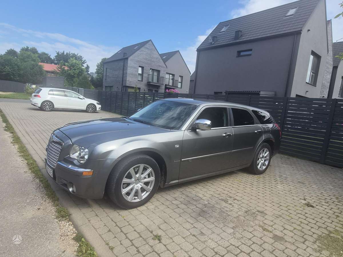 Chrysler 300C 2010 — photo 16