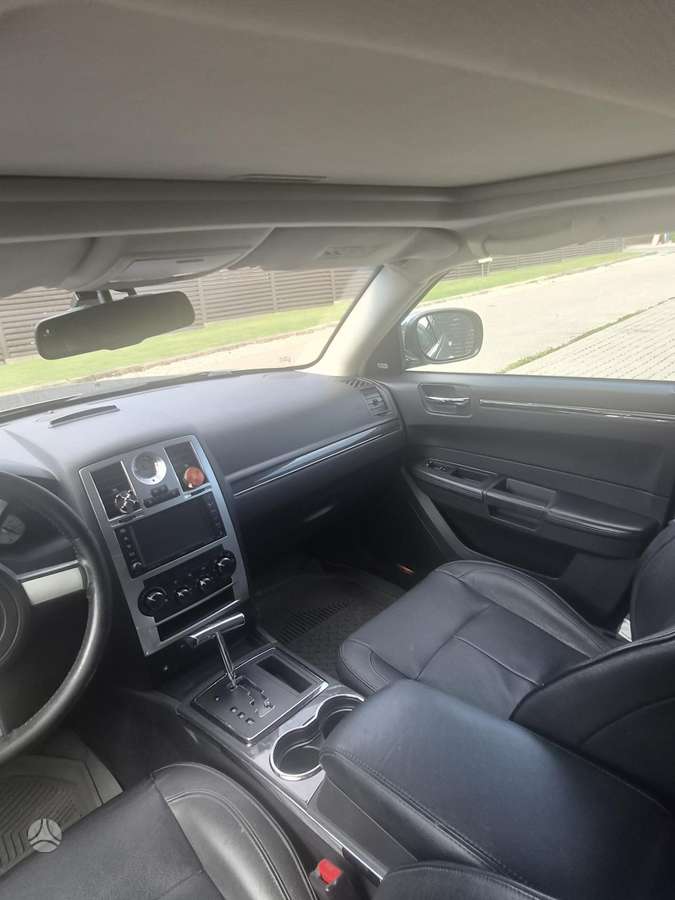 Chrysler 300C 2010 — photo 7