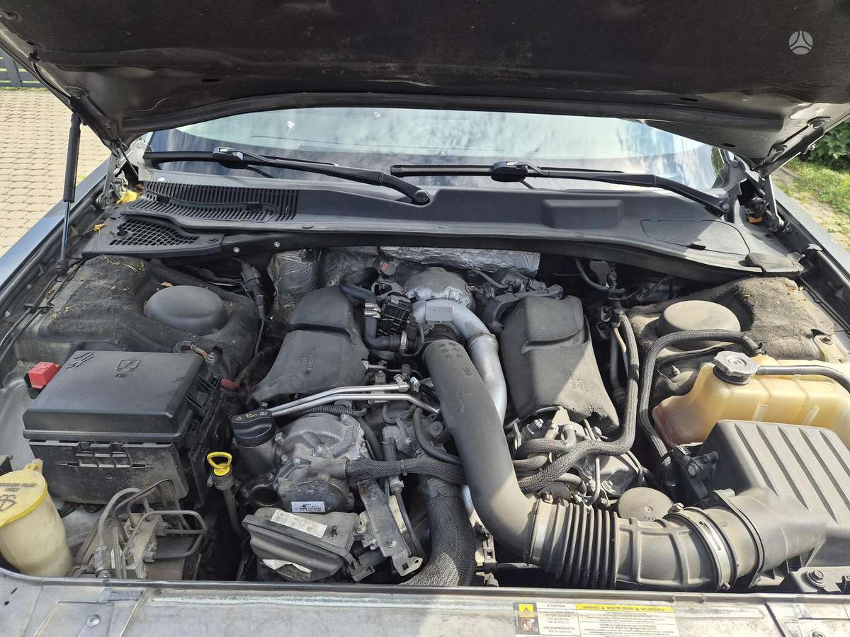 Chrysler 300C 2010 — photo 8