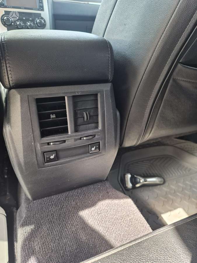 Chrysler 300C 2010 — photo 9