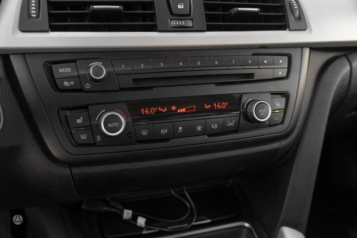 BMW 318 2014 — photo 24