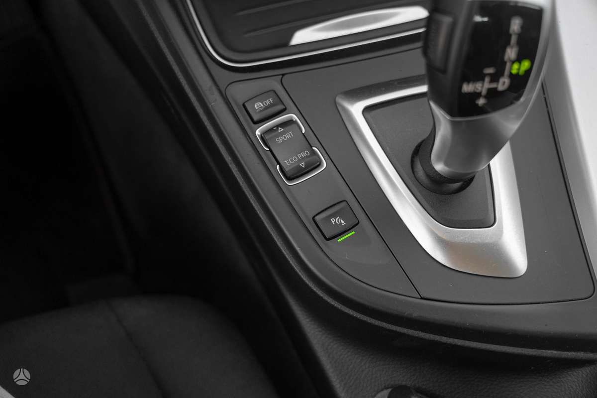 BMW 318 2014 — photo 25