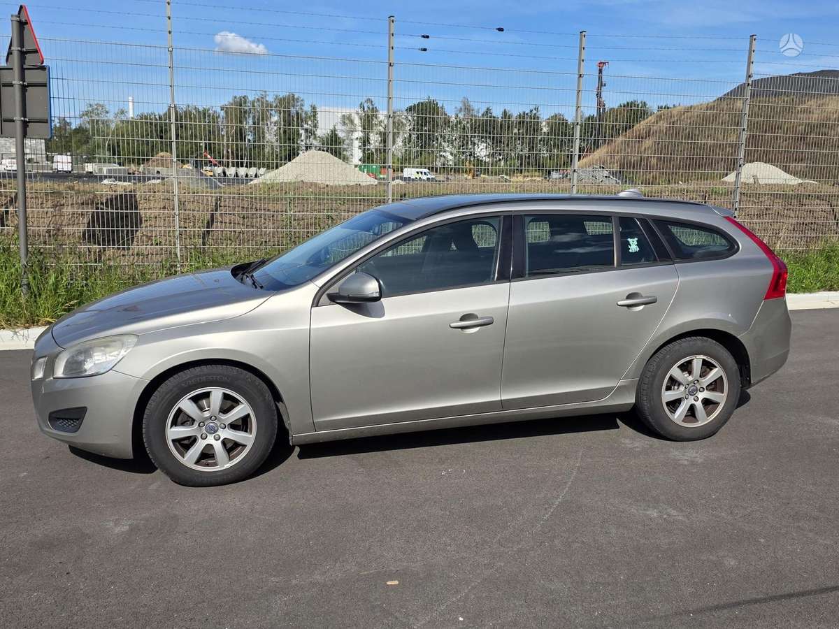 Volvo V60 2012 — салон