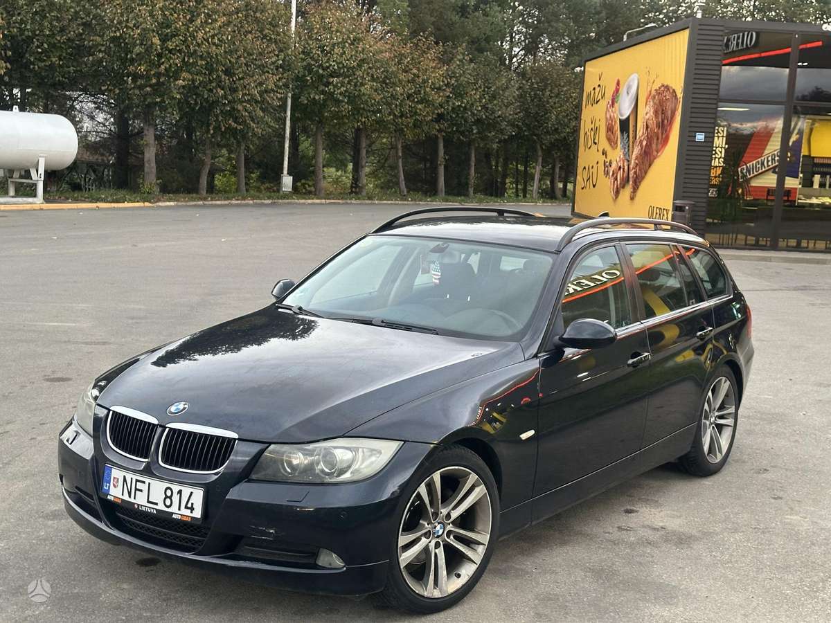 BMW 320 2008 — rear view