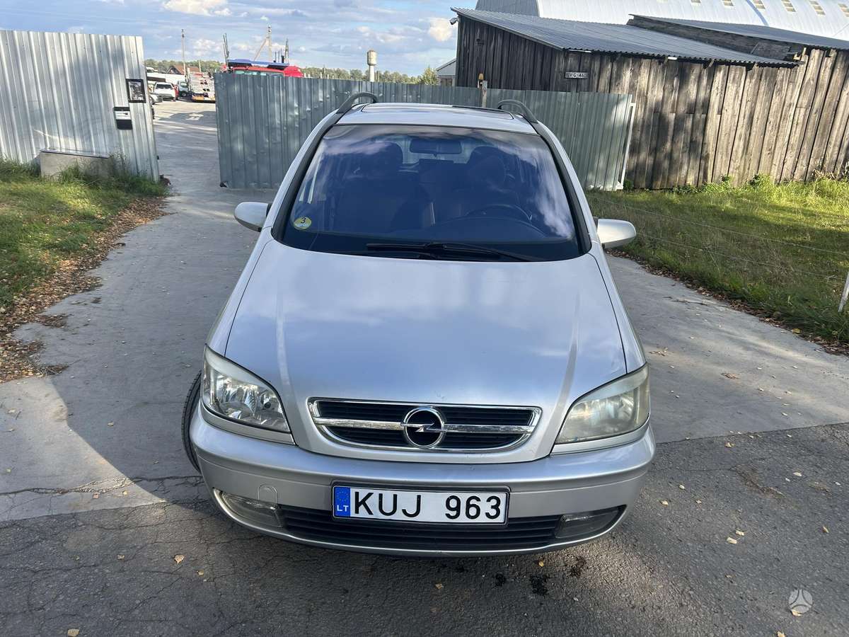 Opel Zafira 2004 — rear view