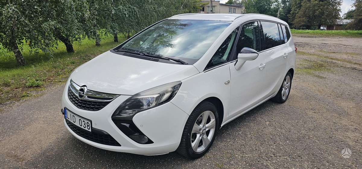 Opel Zafira 2015 — rear view