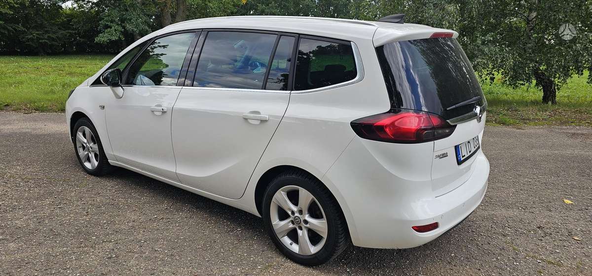 Opel Zafira 2015 — interior