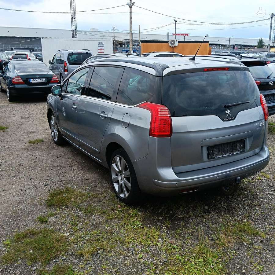 Peugeot 5008 2015 — вигляд ззаду