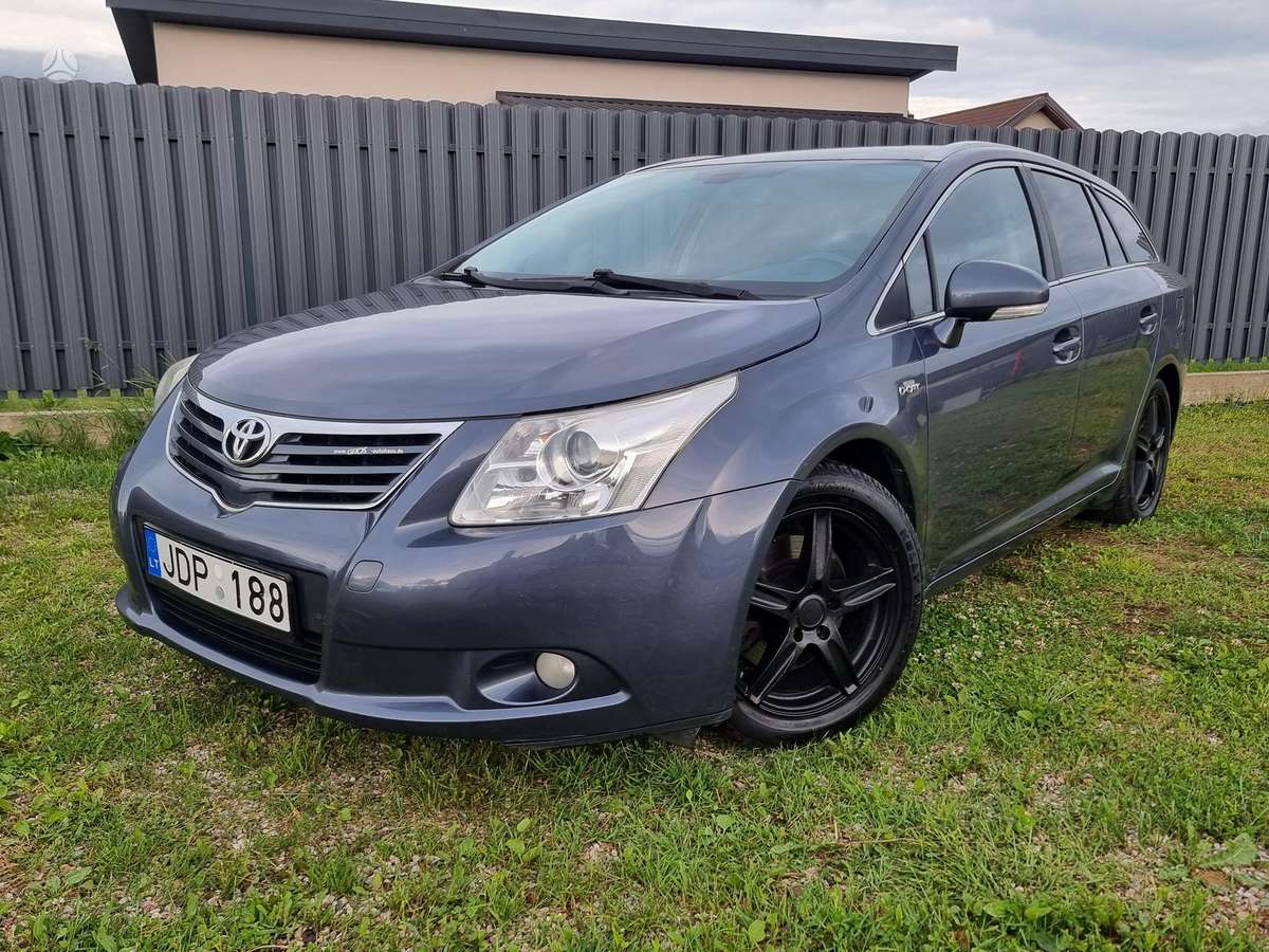 Toyota Avensis 2010 — rear view