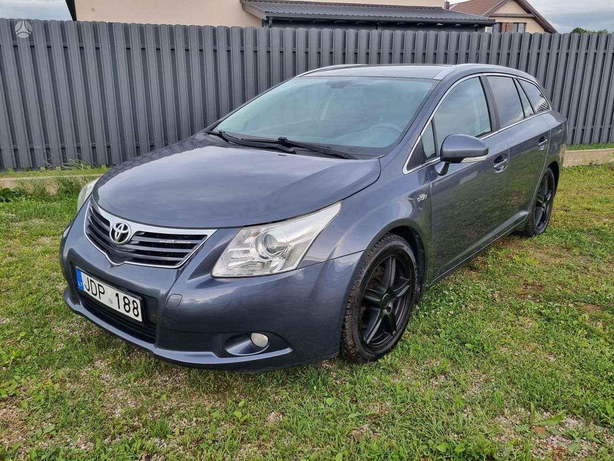 Toyota Avensis 2010 — interior
