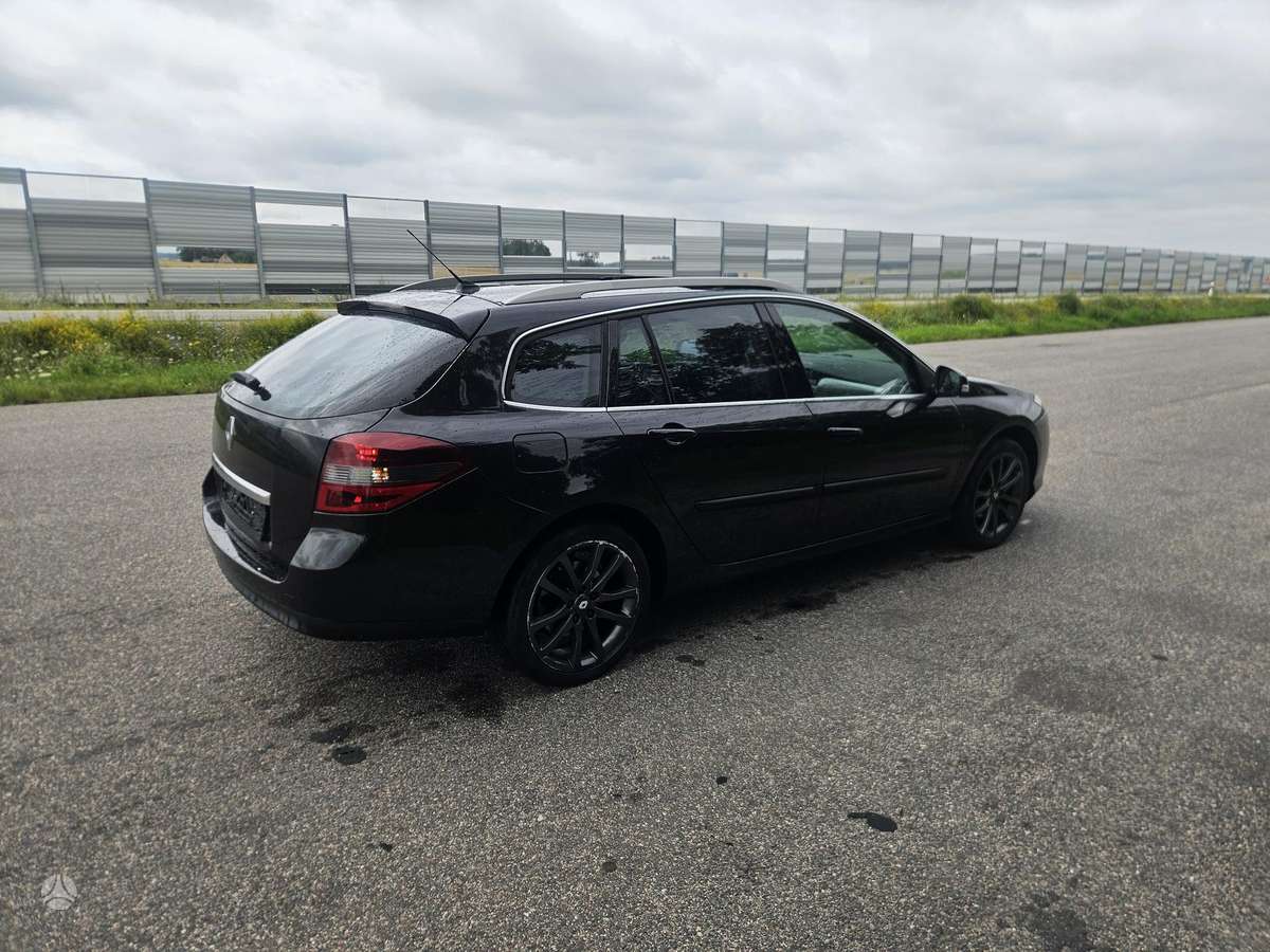 Renault Laguna 2011 — rear view