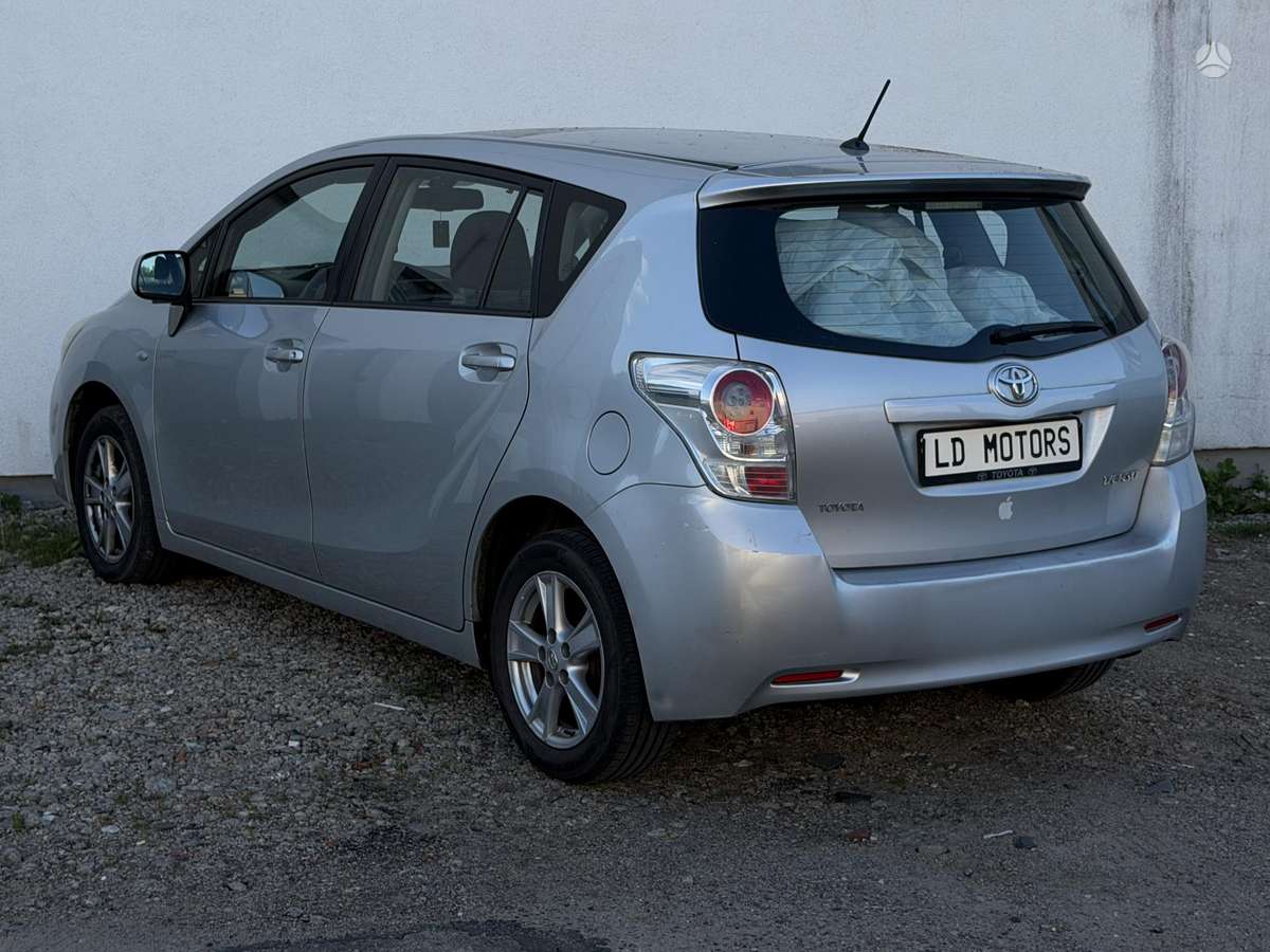 Toyota Corolla 2009 — вигляд ззаду