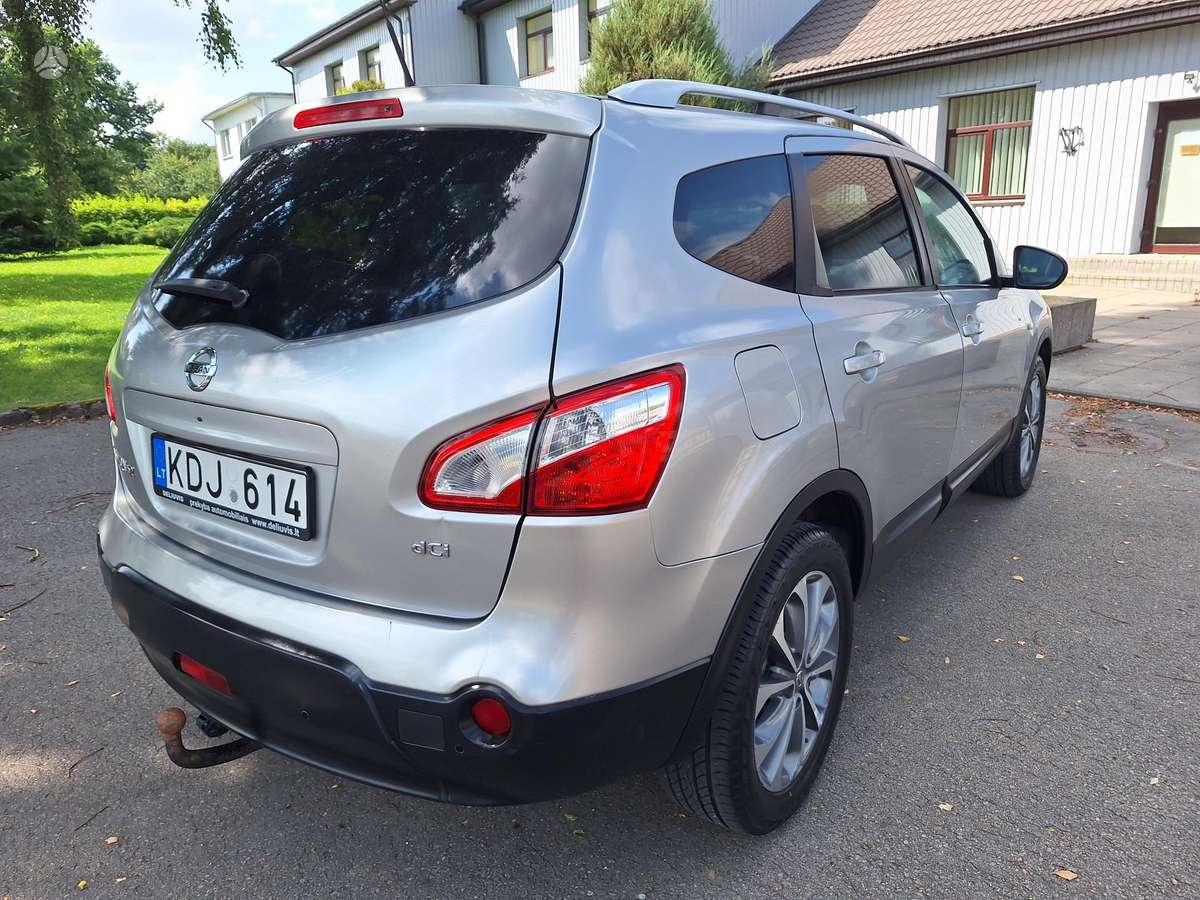 Nissan Qashqai 2010 — rear view