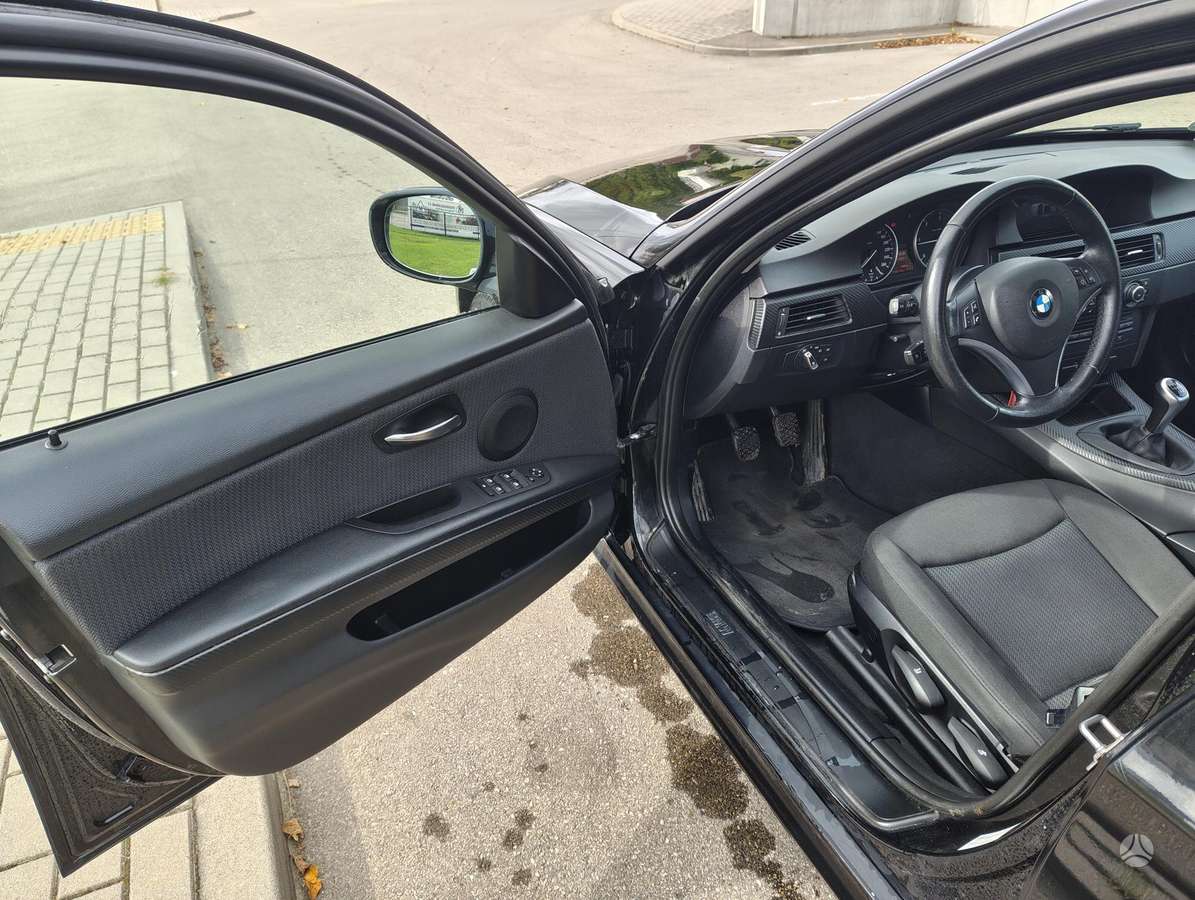 BMW 318 2011 — photo 10