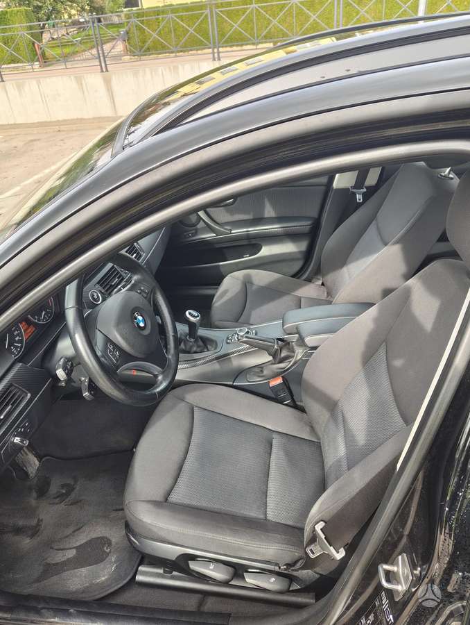 BMW 318 2011 — photo 11