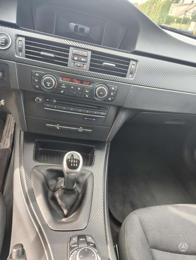 BMW 318 2011 — photo 14
