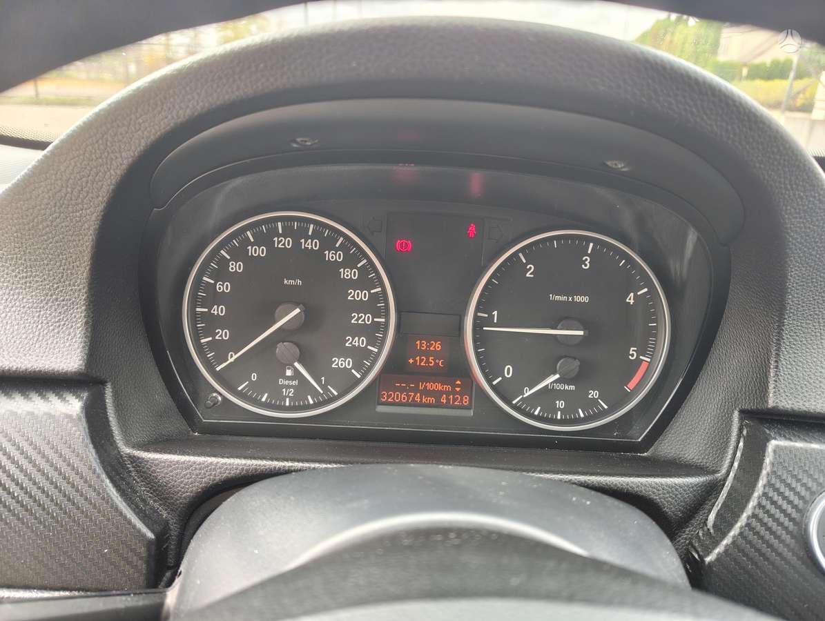 BMW 318 2011 — photo 15