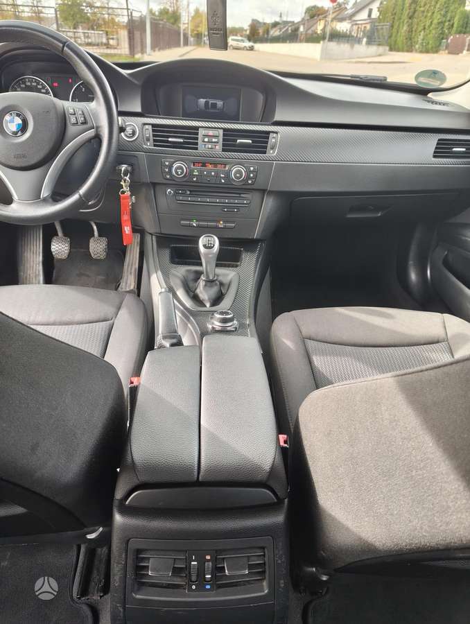 BMW 318 2011 — photo 16