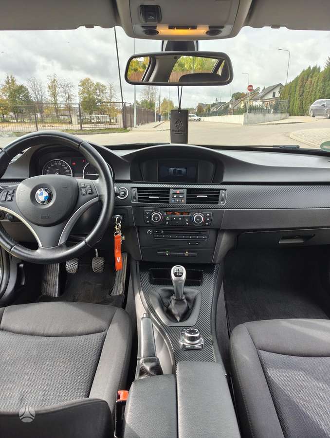 BMW 318 2011 — photo 17