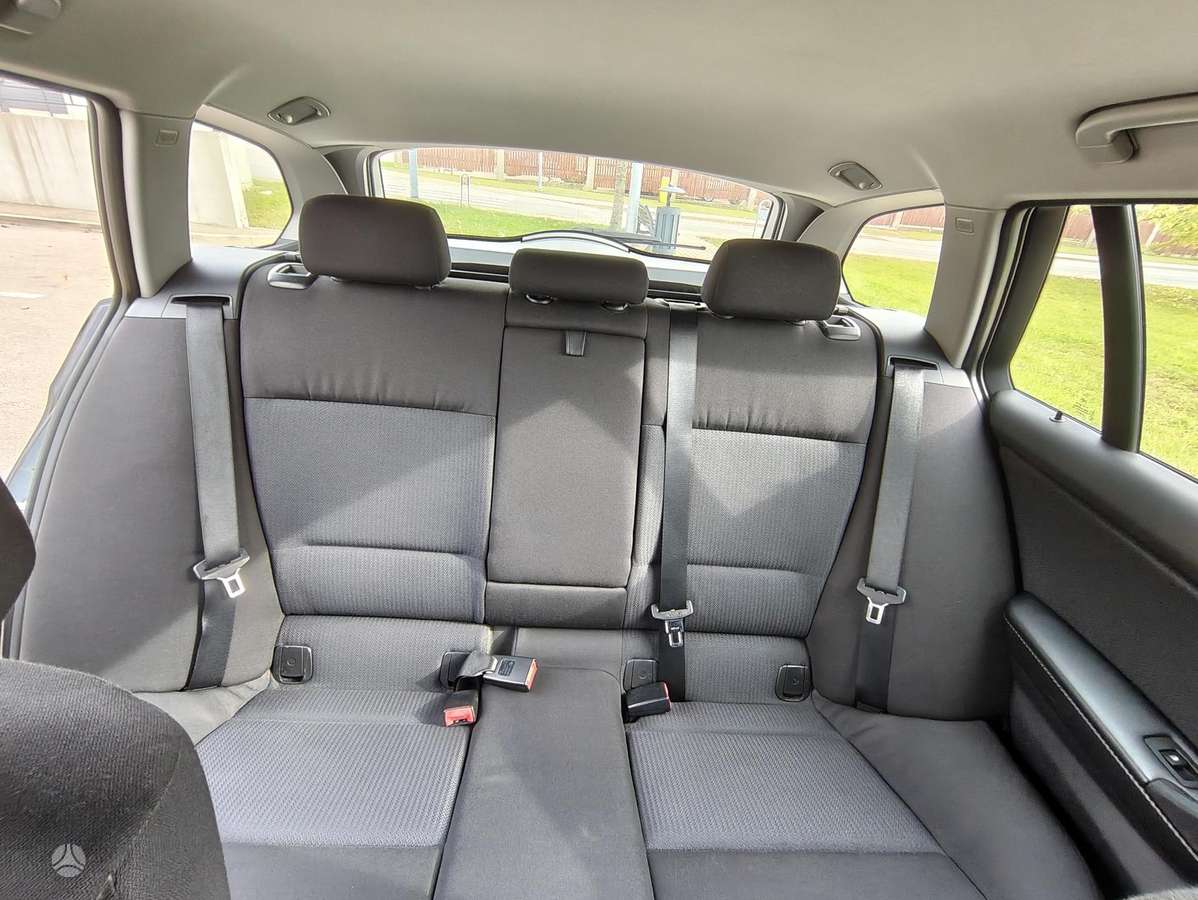 BMW 318 2011 — photo 18