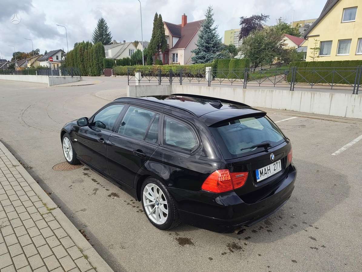 BMW 318 2011 — rear view