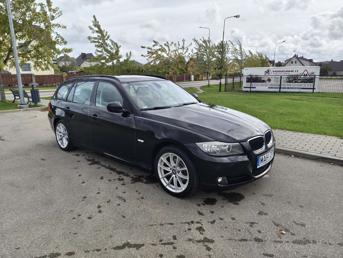 BMW 318 2011 — photo 7