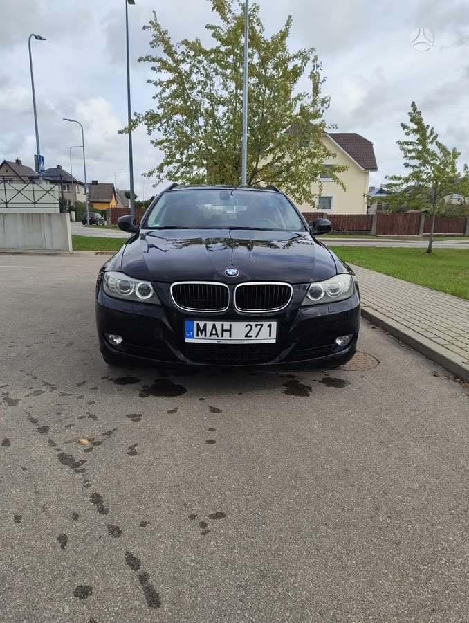 BMW 318 2011 — photo 8