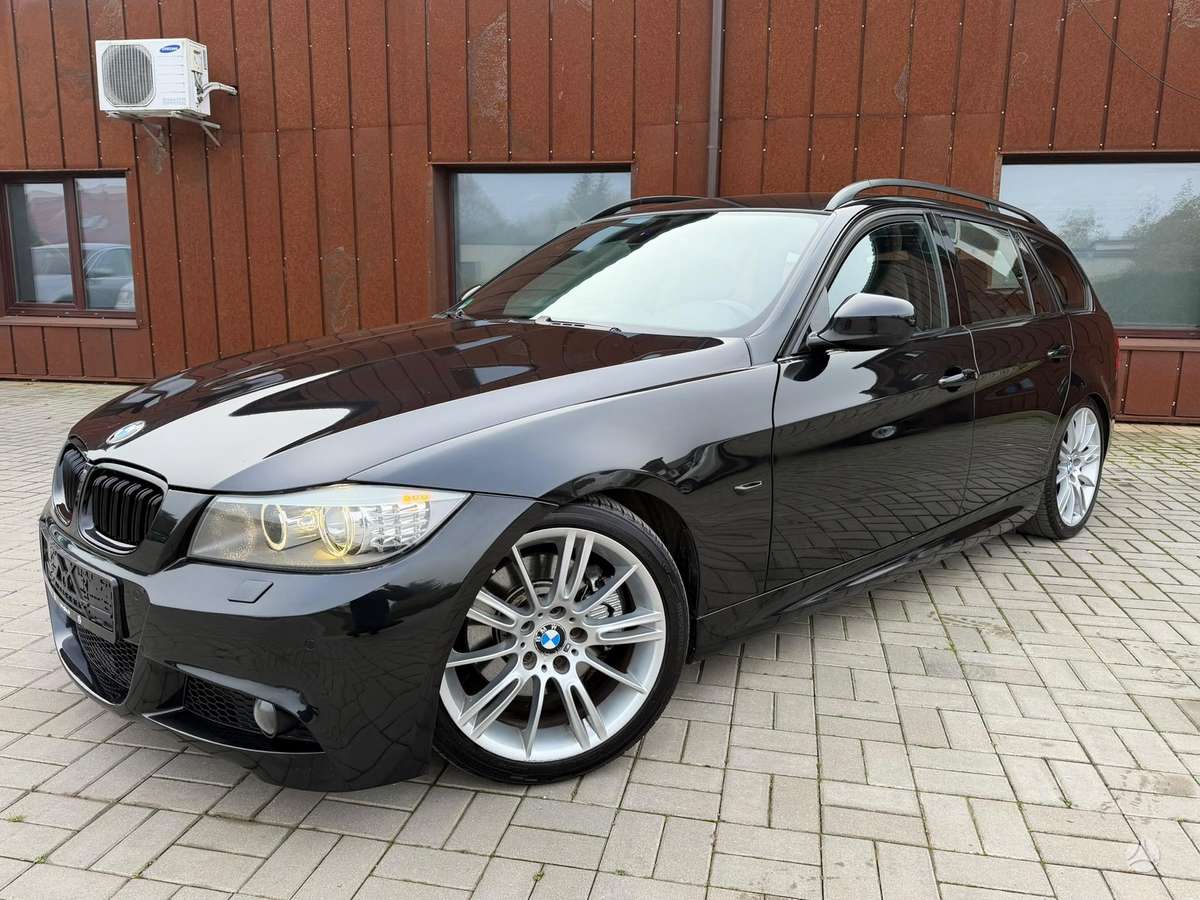 BMW 320 2009 — салон