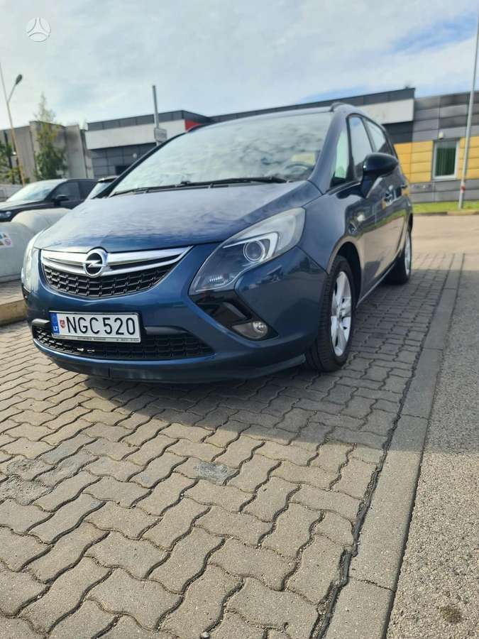Opel Zafira 2015 — вигляд ззаду