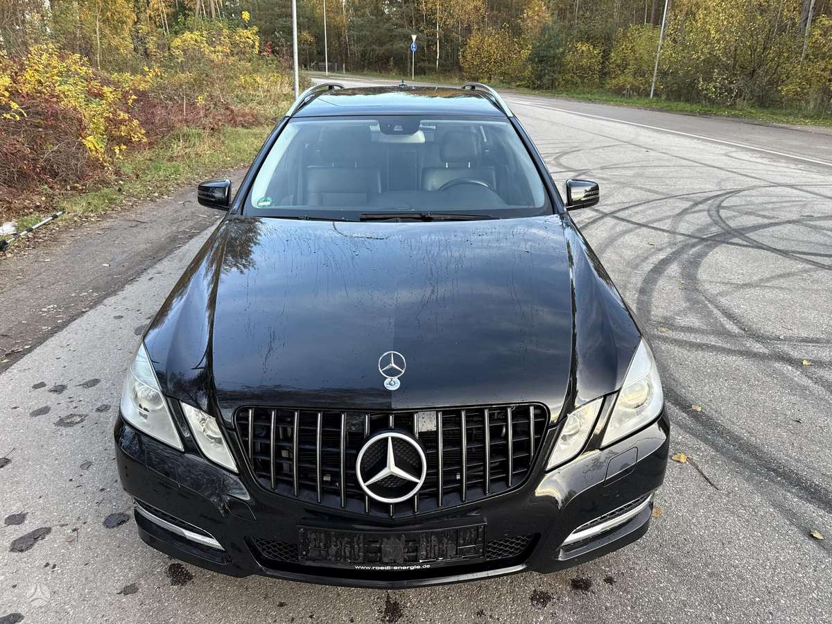 Mercedes-Benz E220 2011 — вигляд ззаду
