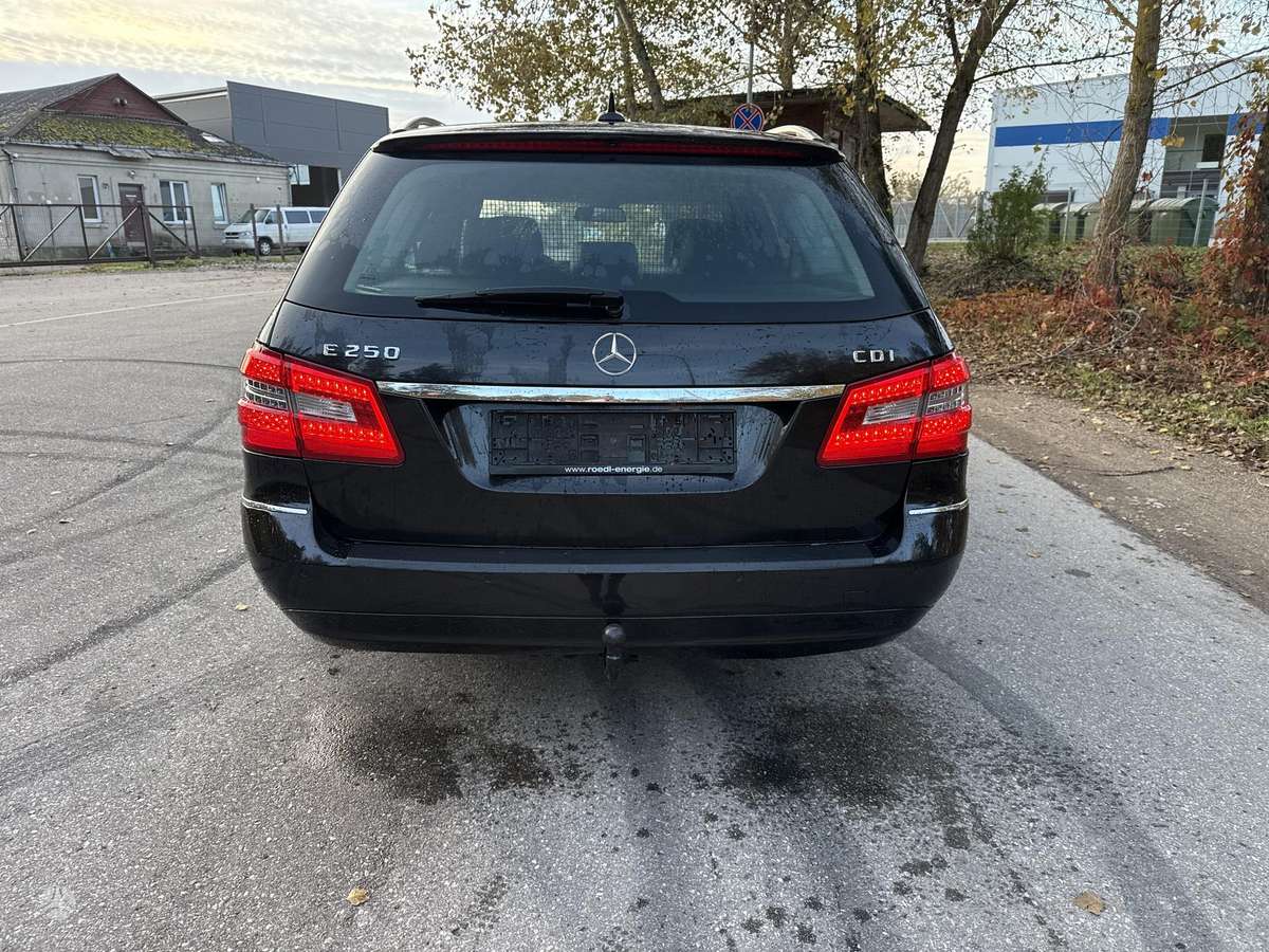 Mercedes-Benz E220 2011 — фото 22