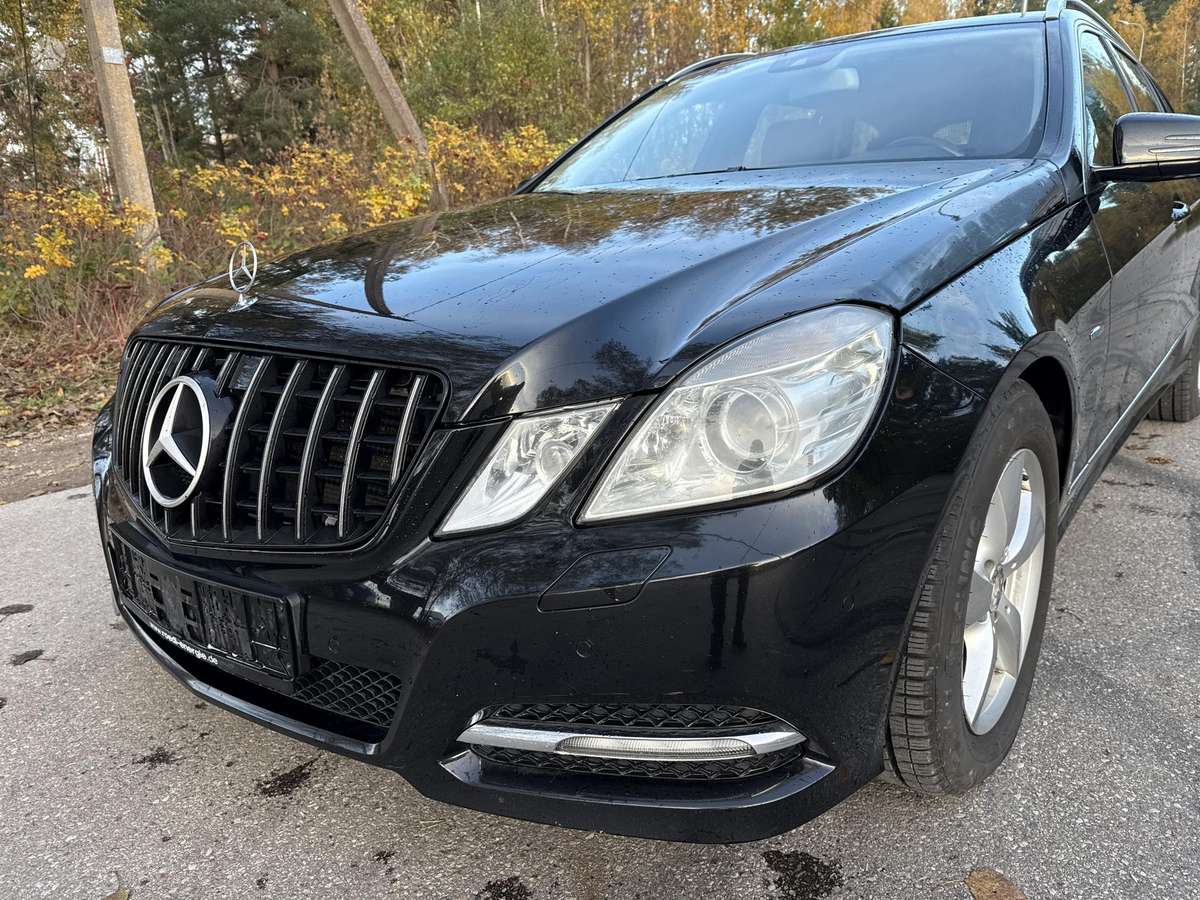 Mercedes-Benz E220 2011 — салон