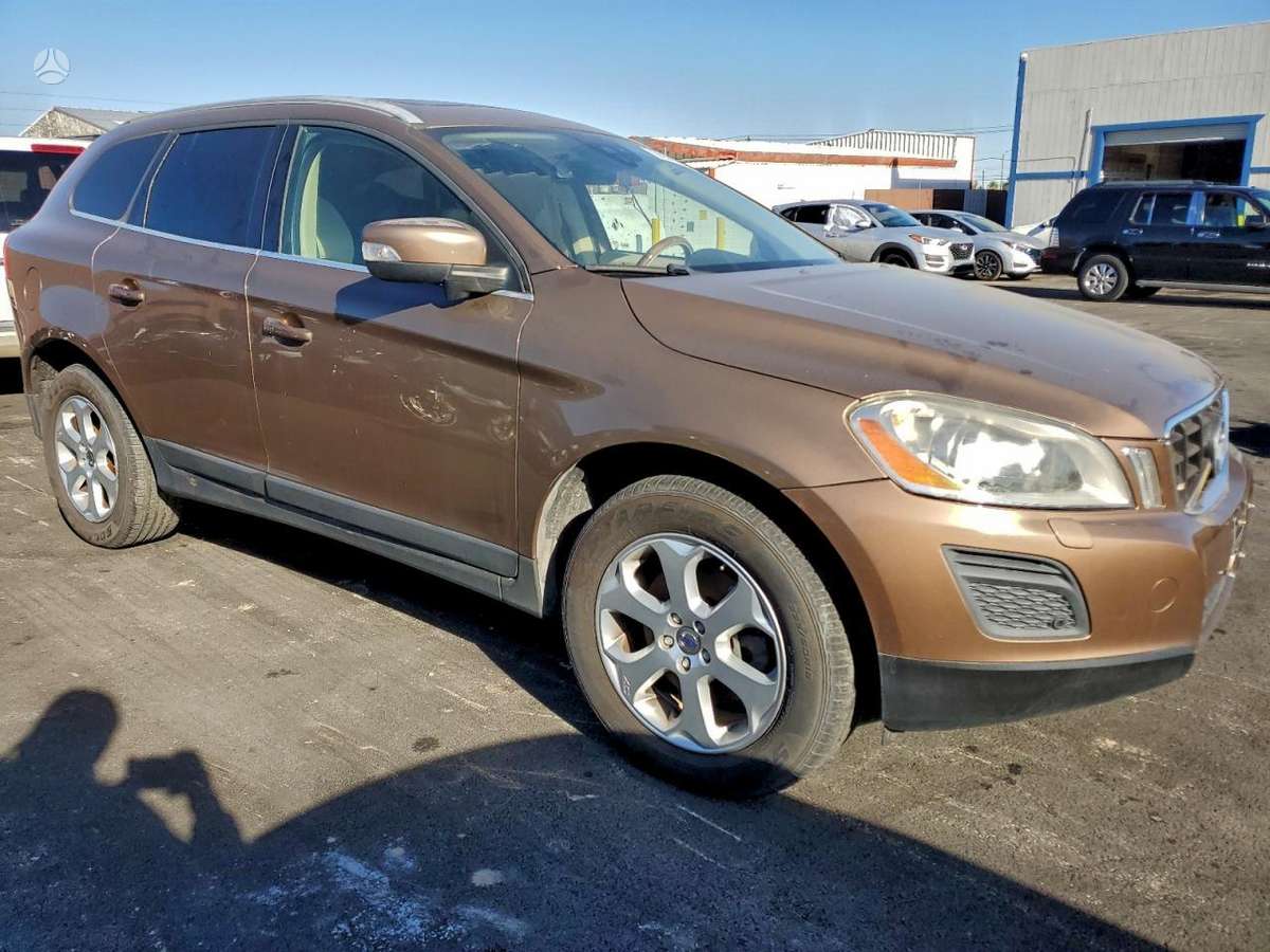 Volvo XC60 2012 — салон